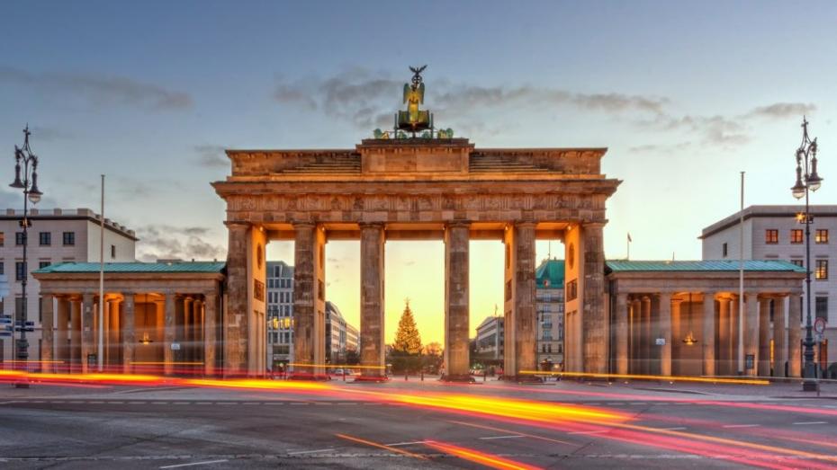 Brandenburg-Gate-West-Berlin-e1493795421770-960×540