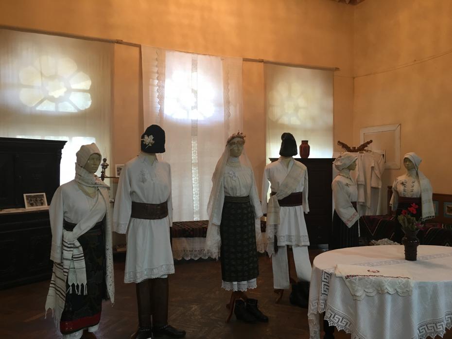 В Страсбурге проходит выставка молдавского народного костюма