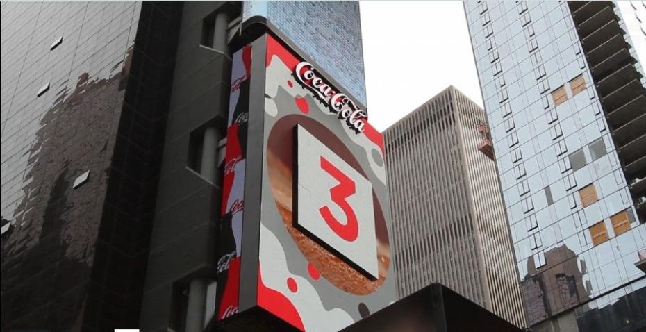 (видео) Coca-Cola установила на Таймс-сквер первый в мире «живой» рекламный баннер