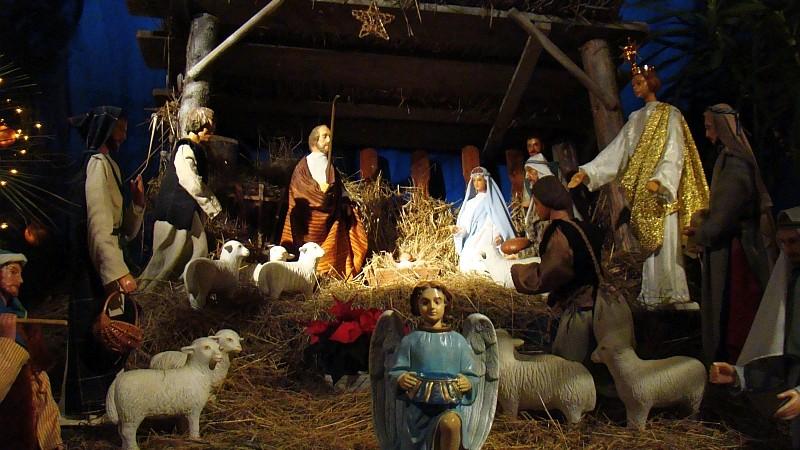 04567_Christmas_nativity_scene_at_the_Franciscan_church_in_Sanok_2010-800×450