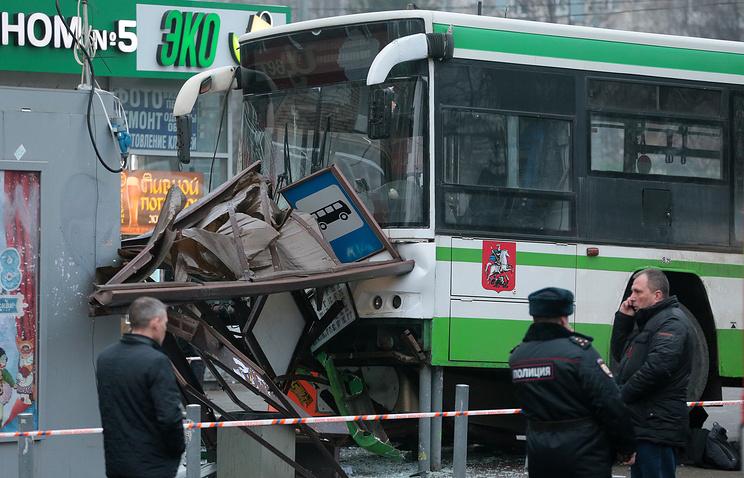 Авария в Москве. Автобус наехал на остановку общественного транспорта