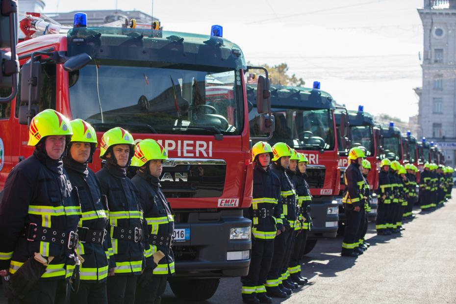 Более 300 пожарных и спасателей будут работать на праздники в спецрежиме