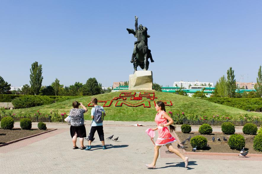 statue-tiraspol-transnistria-moldova.adapt.885.1