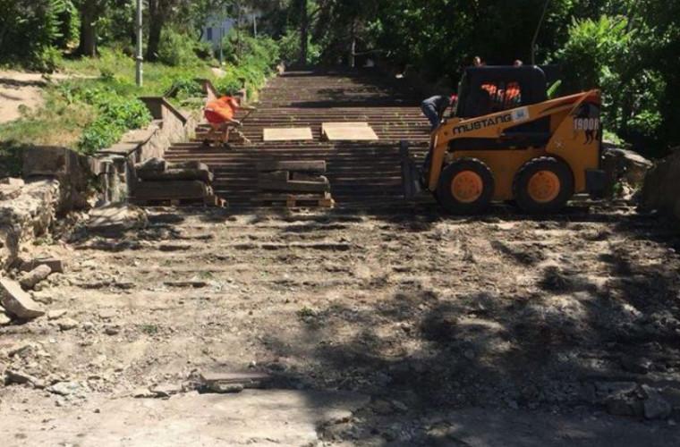 (фото) В парке Валя Морилор начался ремонт гранитной лестницы