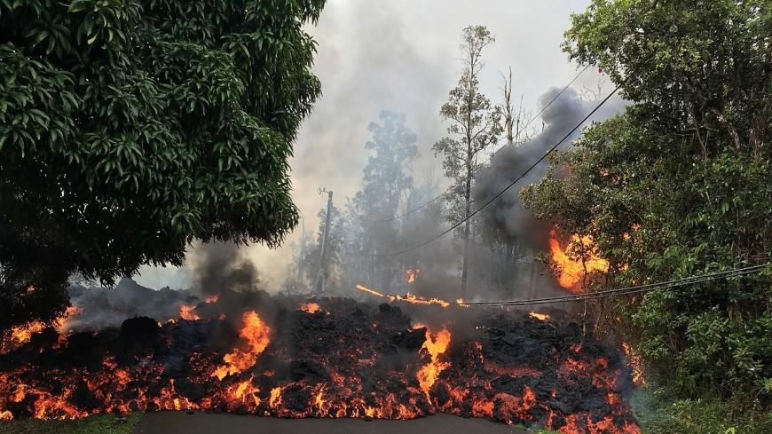 (видео) На Гавайах земля начала гореть синим пламенем