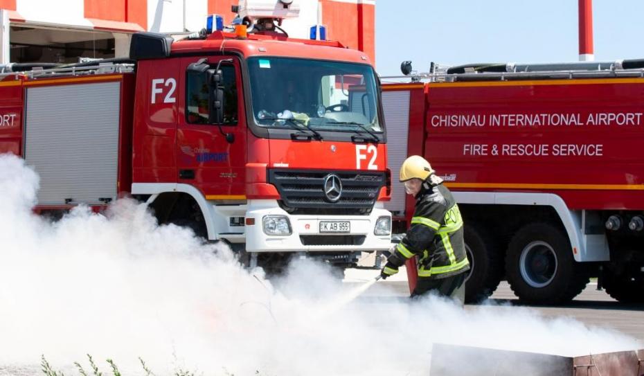 (фото) В Международном Аэропорту Кишинева прошла проверка спасательных и пожарных служб