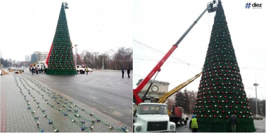 (фото, видео) Рождественская ёлка была уже установлена в центре Кишинэу. Как она выглядит