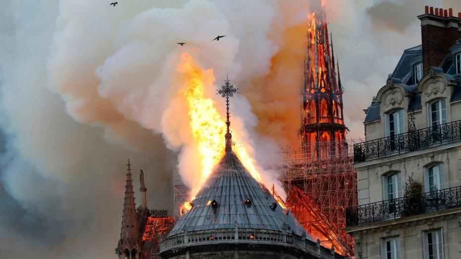 (фото, видео) Пожар в соборе Парижской Богоматери потушен. Две семьи миллиардеров пожертвовали 300 миллионов евро на реконструкцию здания