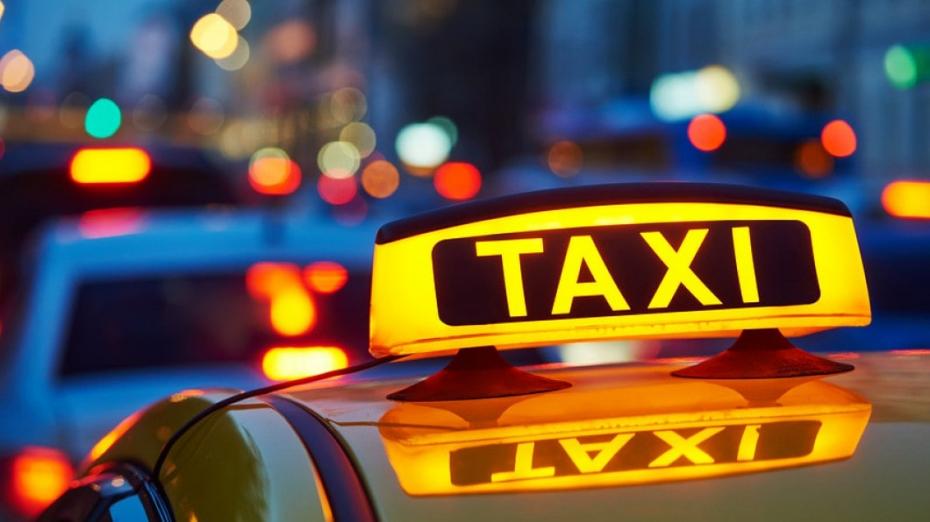 yellow-taxi-sign-on-cab-car-at-139827239-8d9-min