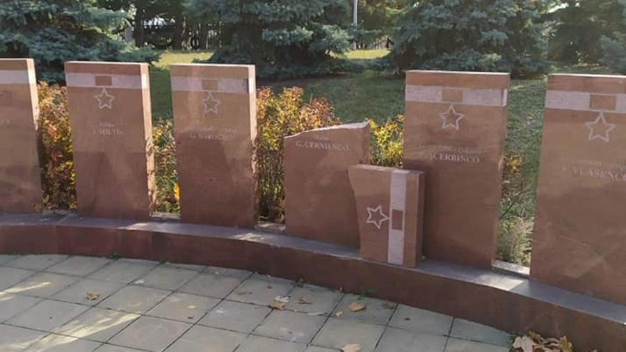 В Кишиневе неизвестные разбили памятник Герою Советского Союза Черниенко