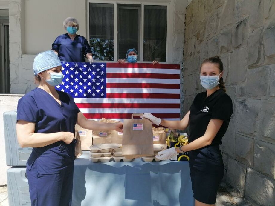 (фото) Посол США передал в дар медицинским работникам продовольственные пак...