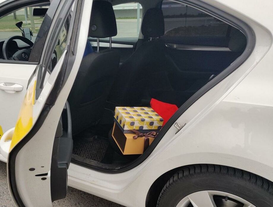 Домашнее вино, автомобильный руль, обручальные кольца и крашеные яйца: что в Молдове отправляют друг другу с помощью «Доставки» Yandex.Taxi