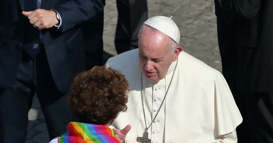 «Бог любит ваших детей». Глава католической церкви заступился за ЛГБТ-подростков