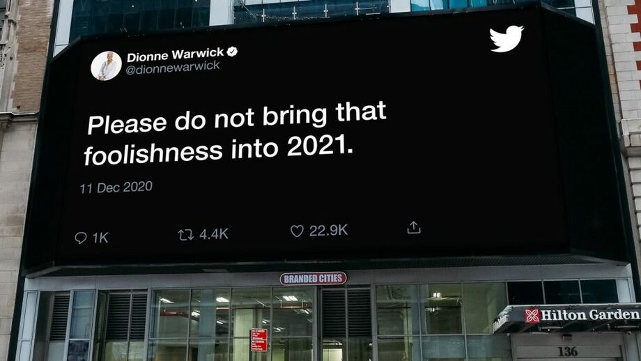 «Я не пойду в 2021-й, пока не увижу трейлер». Ироничные твиты о 2020-м появились на билбордах в городах США
