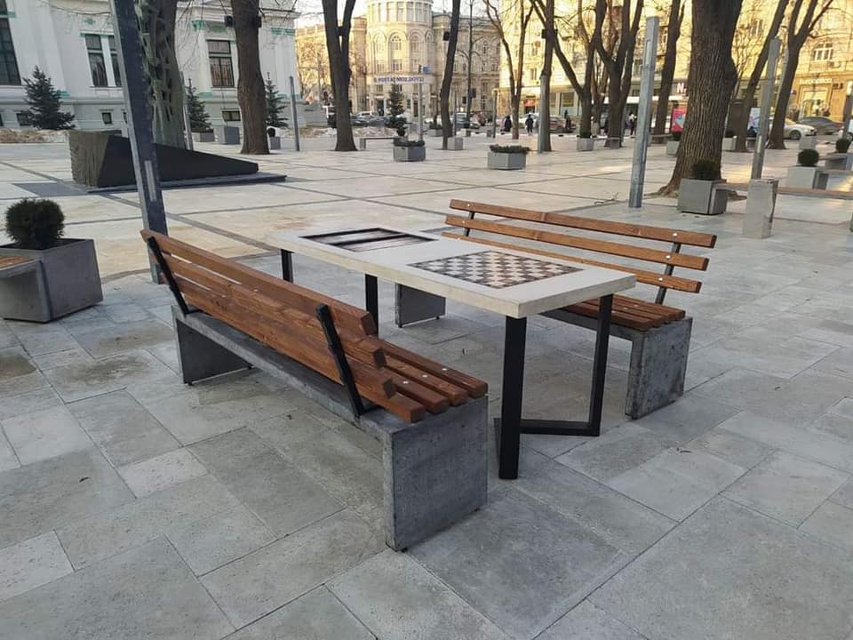 (фото) В сквере «Михай Эминеску» в центре столицы вернули шахматные столы