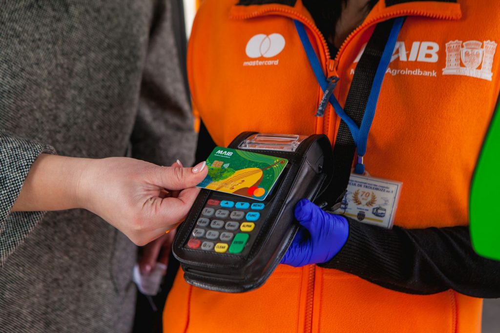 Примэрия Кишинева, Mastercard и Moldova Agroindbank запустили безналичную оплату проезда в транспорте столицы