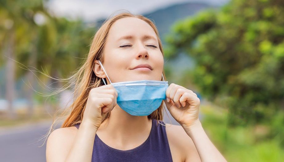 Shutterstock-woman-takes-her-face-mask-off-outside-to-breathe-in-fresh-air-920×526