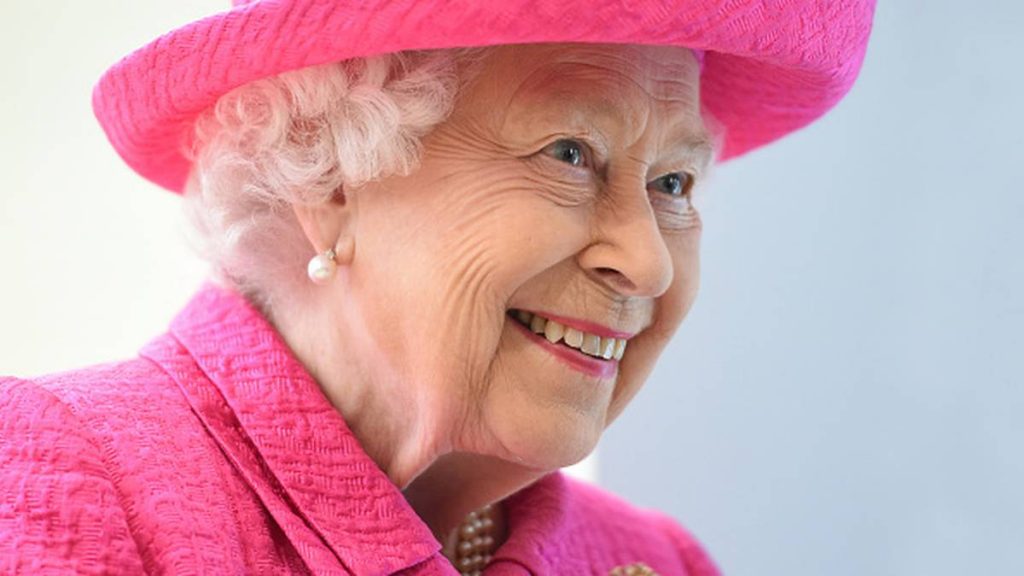 Королева Елизавета II наградила бренд секс-игрушек почетным знаком качества