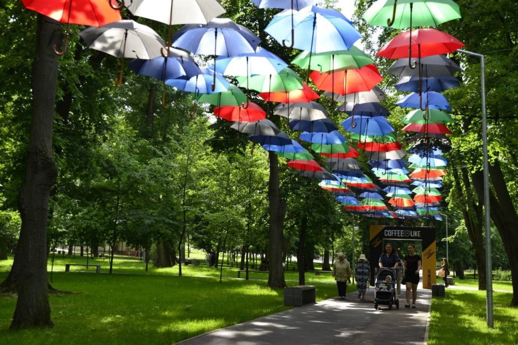 (фото) В Кишиневе в парке «Алунелул» проходит «Фестиваль зонтов»