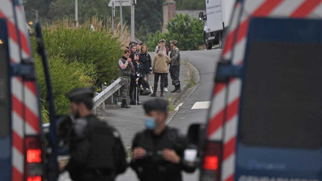 Во Франции полиция 7 часов разгоняла рейв-вечеринку, которая нарушала карантин