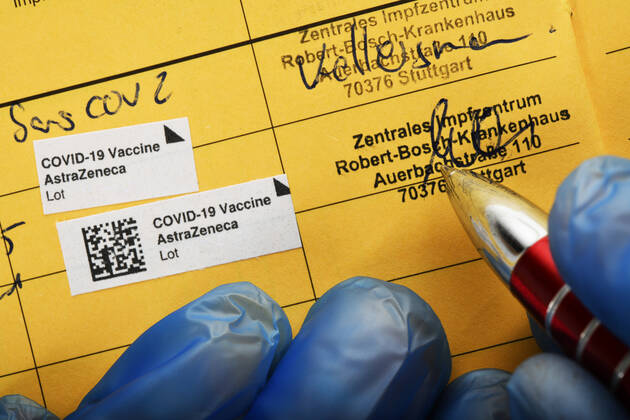 Impfpass nach zweiter erfolgter Impfung mit AstraZeneca gegen Covid-19, Sars-CoV-2, Corona-Krise, Stuttgart, Baden-Württ