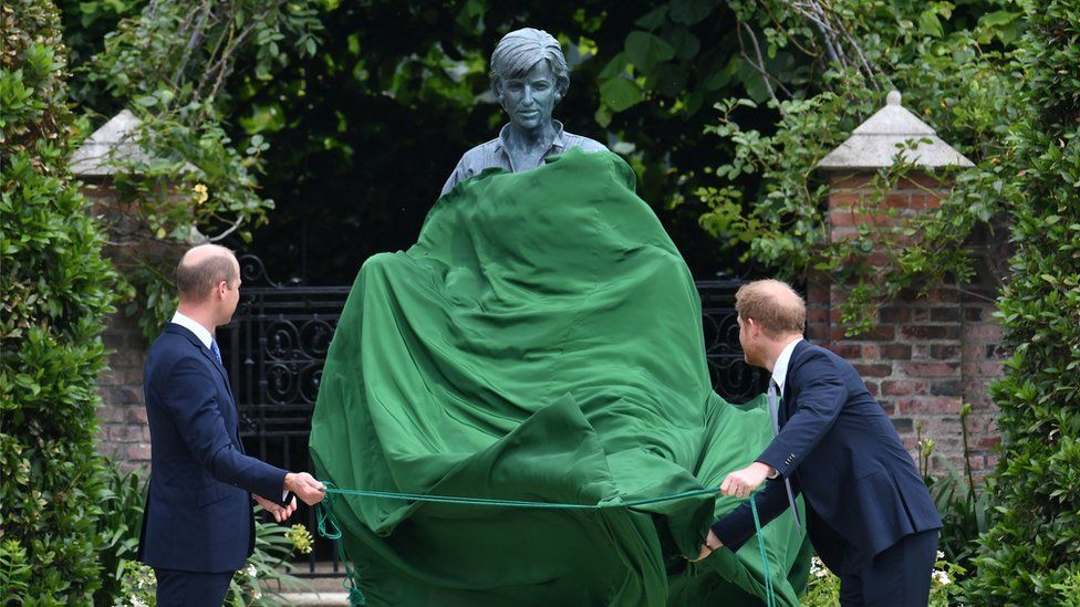 В Лондоне открыли памятник принцессе Диане. 1 июля ей исполнилось бы 60 лет