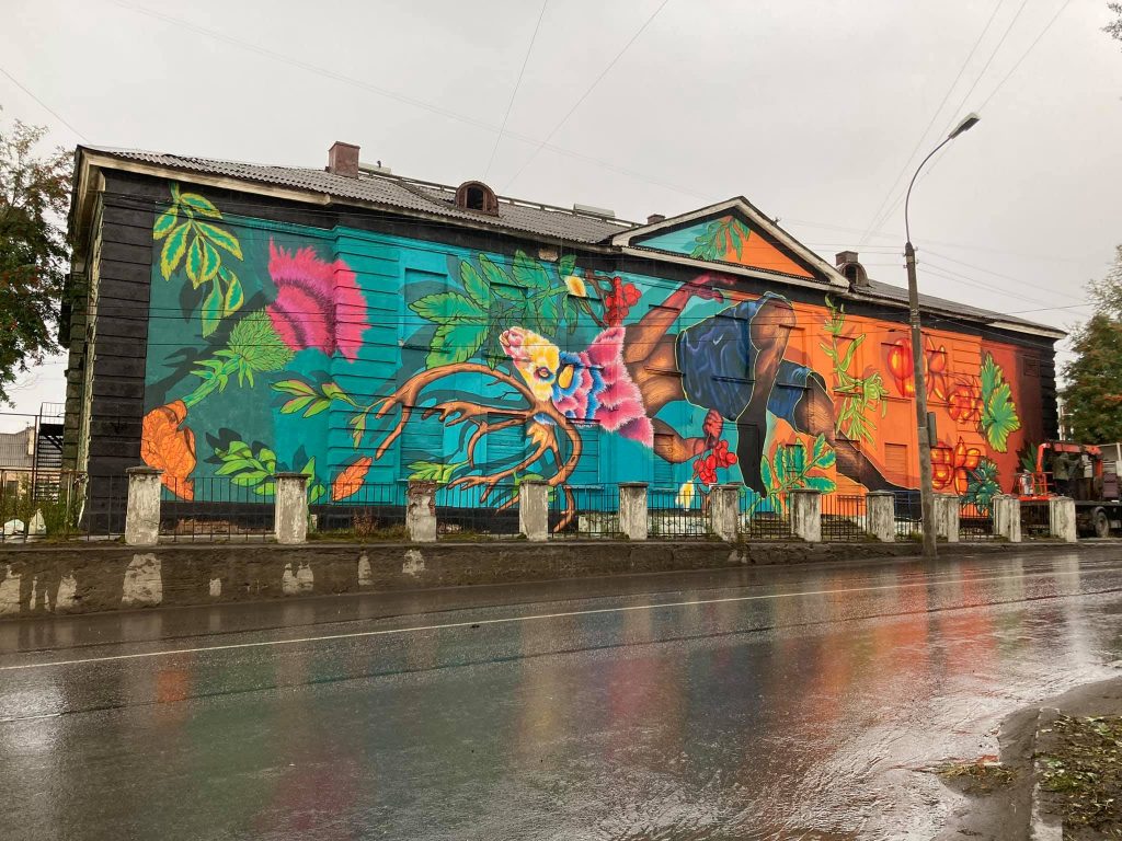 (фото) В Мурманске появился мурал молдавского стрит-арт художника Дмитрия Потапова. Он посвящен древнему мифу