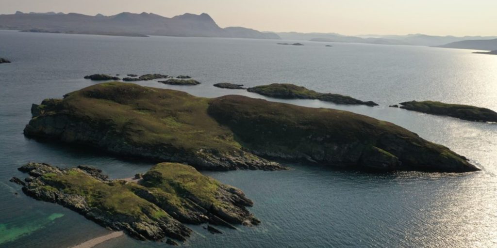 (фото) В Шотландии продают необитаемый остров Карн-Деас. Сколько он стоит