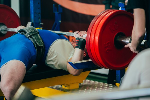 depositphotos_99656406-stock-photo-bench-press-at-powerlifting-competition