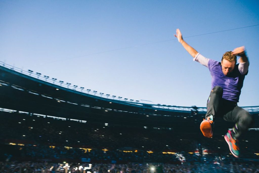 «Нам нужно, чтобы вы прыгали!». Группа Coldplay будет извлекать электричество для концертов c помощью энергии фанатов