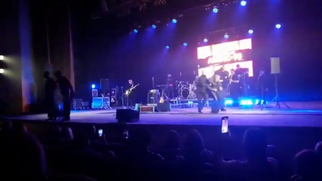 (видео) Экс-лидер коллектива «Ляпис Трубецкой» Сергей Михалок на концерте в Полтаве ударил зрителя