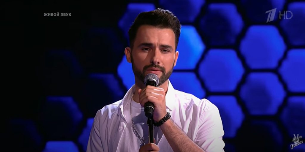 (видео) Молдавский исполнитель Максим Завидия прошел слепые прослушивания в российском проекте «Голос»