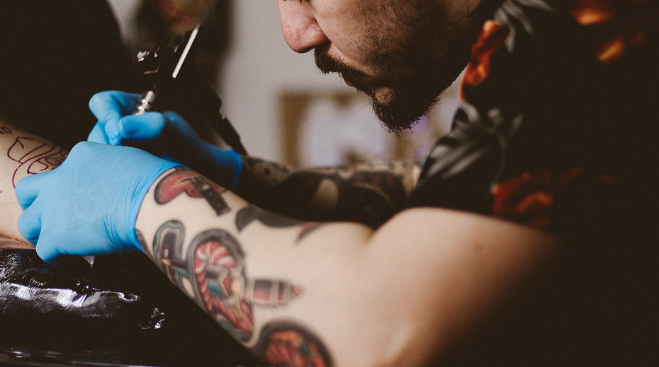 В странах Евросоюза вступил запрет на цветные татуировки