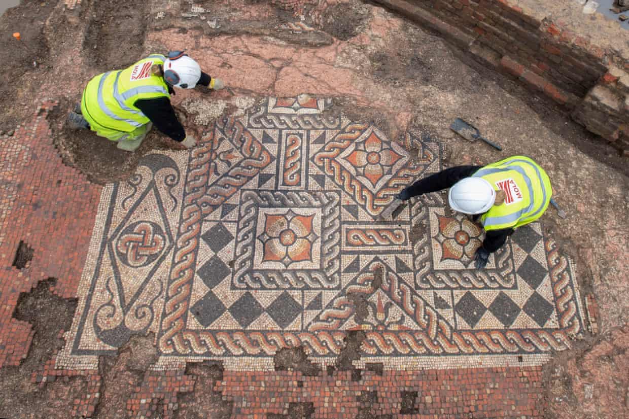 (фото) На раскопках в центре Лондона нашли большой фрагмент римского мозаичного пола