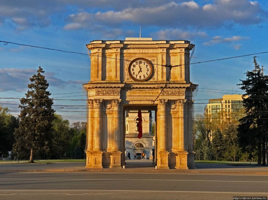 Специалисты «Autosalubritate» отремонтировали часы на Триумфальной арке в Кишиневе