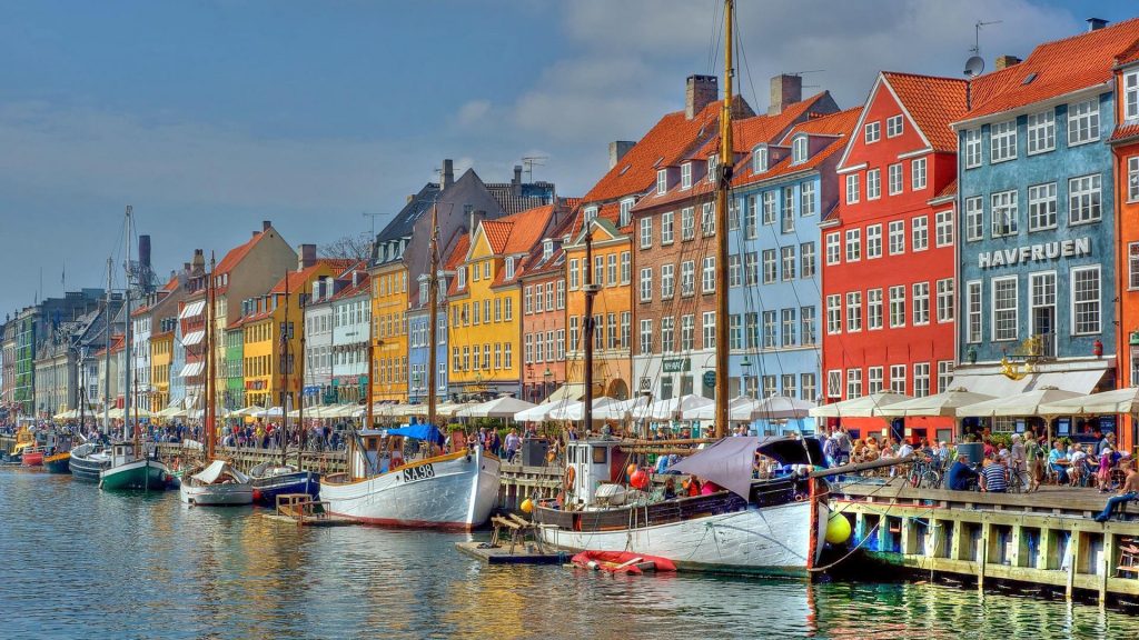 Дания первой в мире прекращает вакцинацию от коронавируса