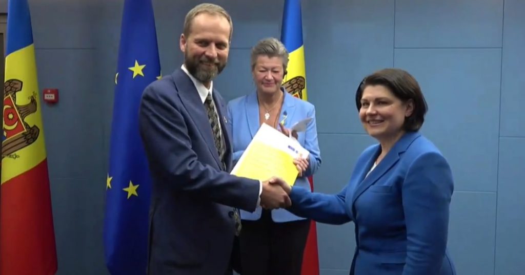(видео) Молдова передала вторую часть анкеты на вступление в ЕС