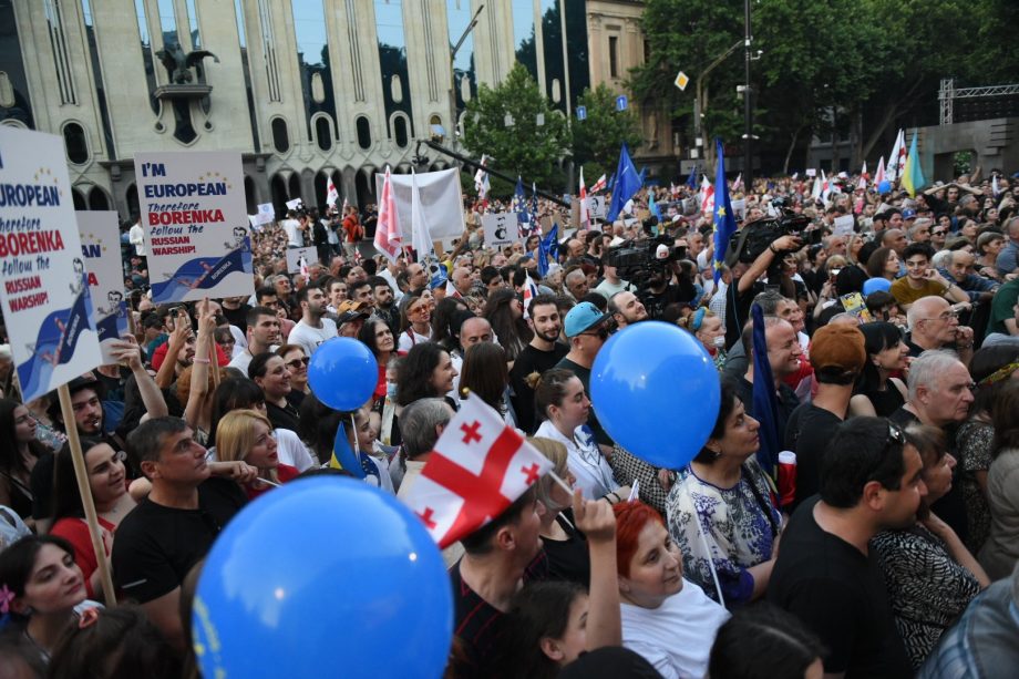 (фото) В Тбилиси проходит многотысячная акция в поддержку евроинтеграции