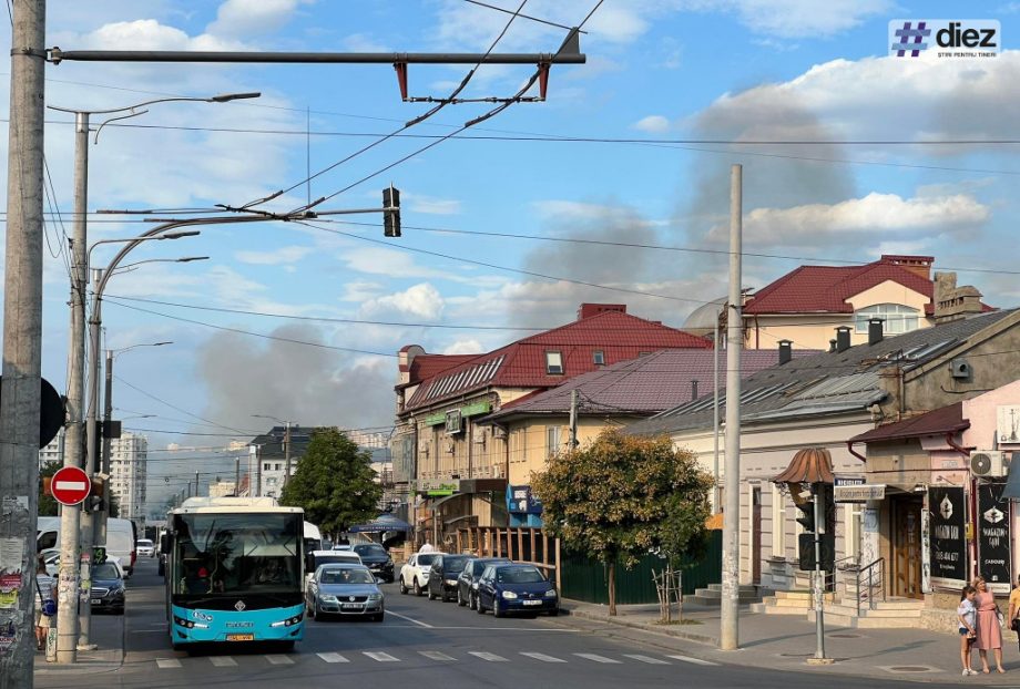 (видео) В Кишиневе горит растительность. Дым распространился до центра столицы