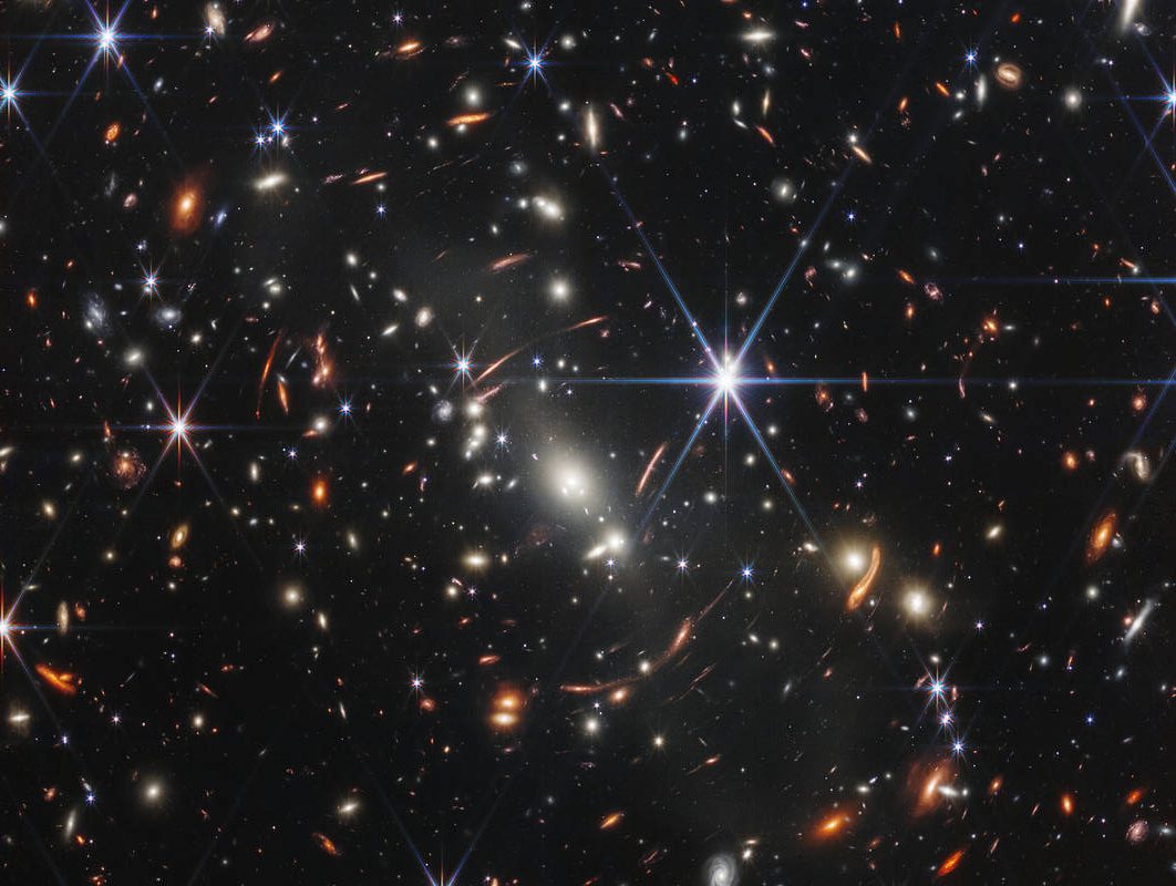 (фото) NASA опубликовало первую цветную фотографию вселенной, сделанную космическим телескопом «Джеймс Уэбб»