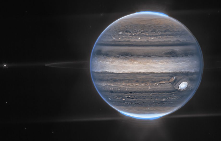 (фото) NASA опубликовало снимки Юпитера с полярными сияниями и бущующими штормами