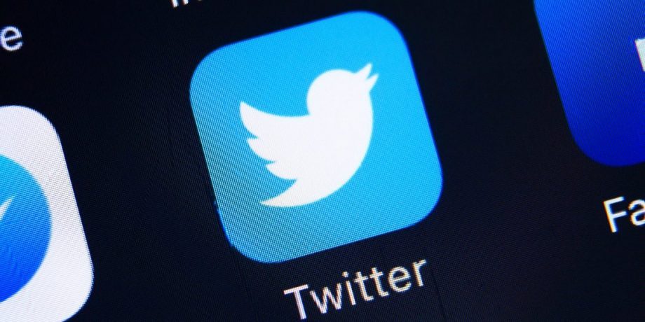 Осенний флешмоб в твиттере: политики и компании описывают свой аккаунт одним словом