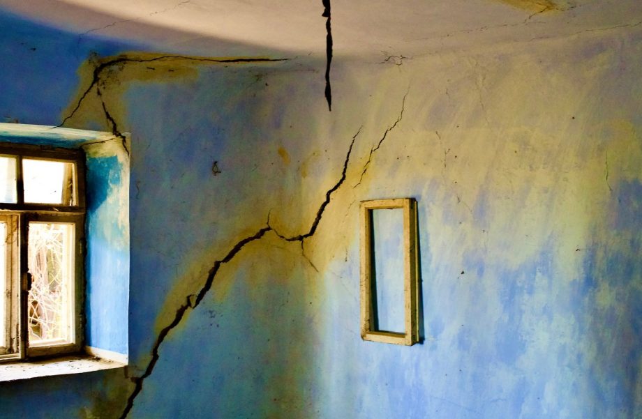 «Между небом и землей». Открылась фотовыставка Аурела Чепой о заброшенных домах в молдавских селах
