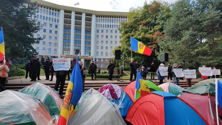 Палатки у здания парламента могут простоять до 31 декабря
