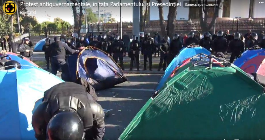 В центре Кишинева полиция убрала палатки протестующих с проезжей части