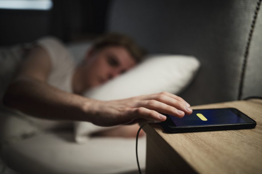 (исследование) Качество сна падает, если возле кровати лежит смартфон