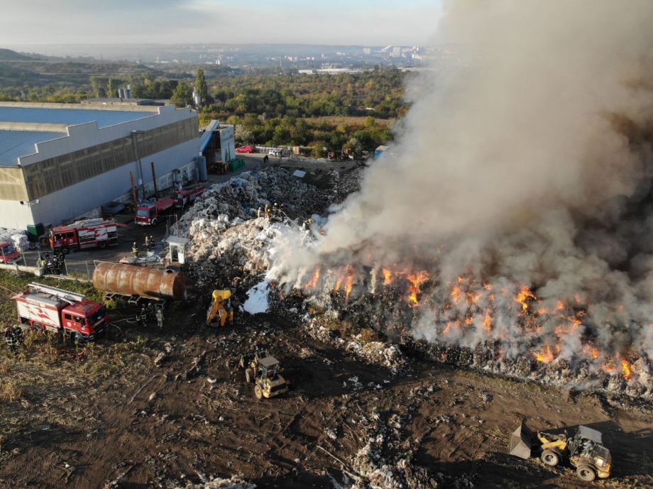 В Кишиневе произошел крупный пожар на мусороперерабатывающем предприятии