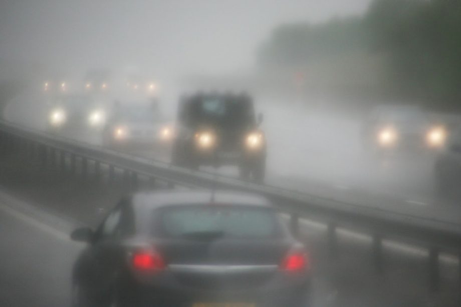Густой туман на дорогах страны. Водителей призывают быть осторожными
