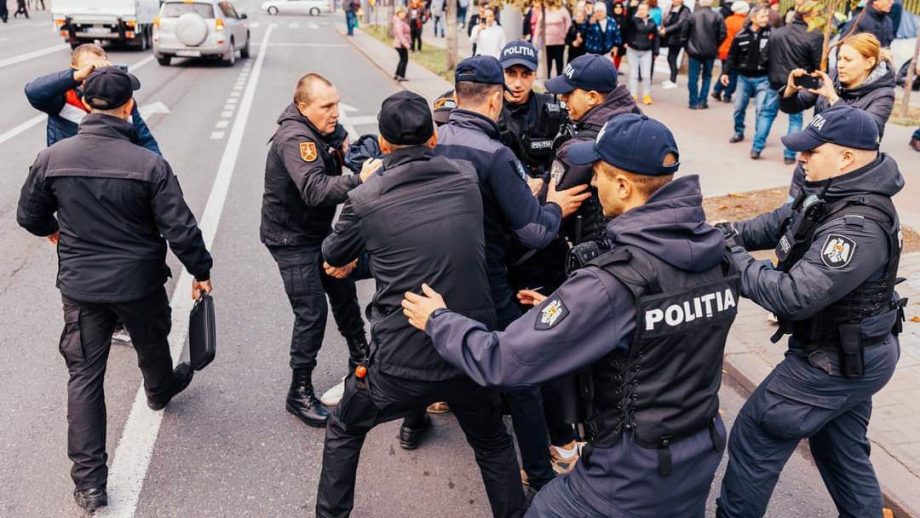 ОБНОВЛЕНО: В Кишиневе произошли столкновения между полицией и протестующими. Четыре человека задержаны