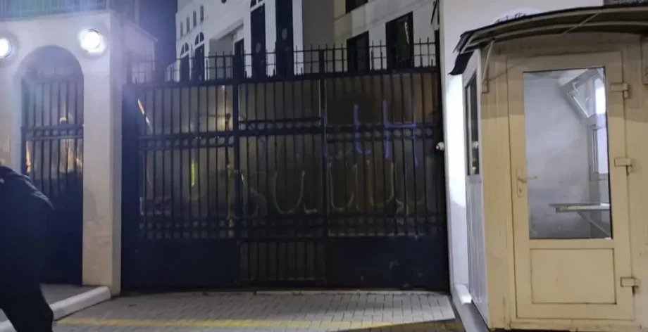 (видео) Акт вандализма в отношении посольства России в Кишиневе. Что известно к этому часу